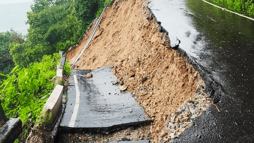 Darjeeling Landslide Rain Tourism Shutdown